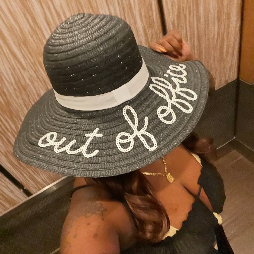 Black 'Out of Office' Sun Hat⛱️ - Picture 2 of 2
